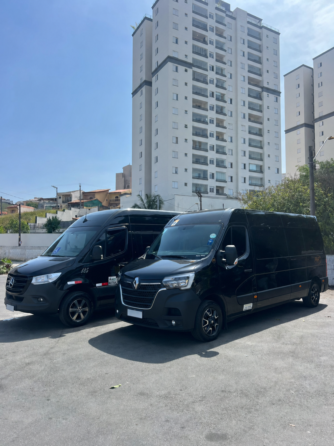 Duas vans executivas